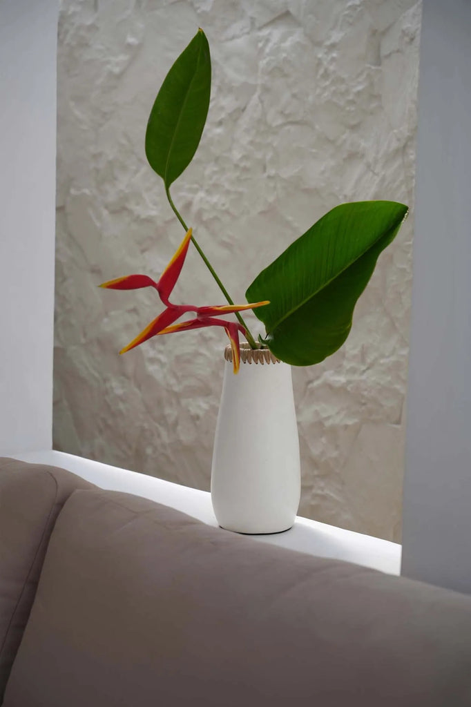 The Sneaky Vase - White Natural - M