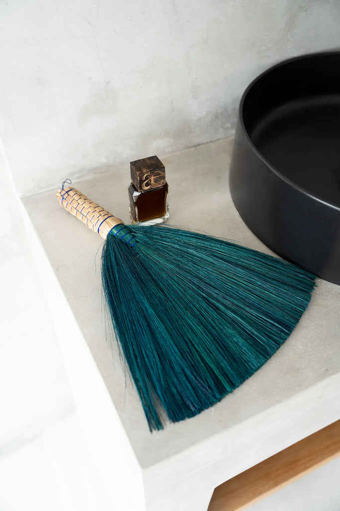 The Sweeping Hand Sweeper - Turquoise