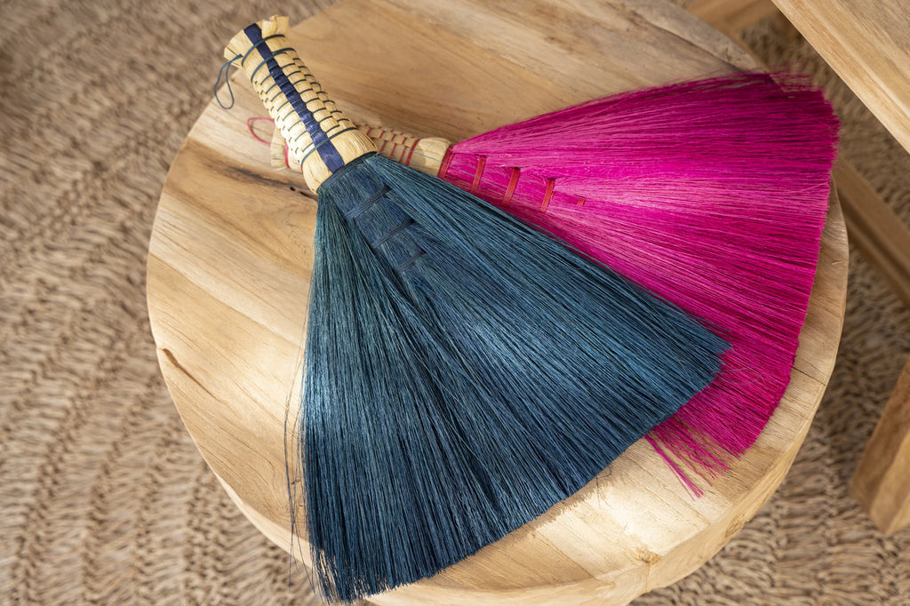 The Sweeping Hand Sweeper - Turquoise